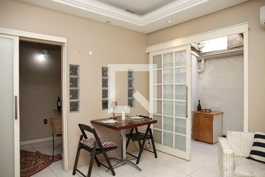 Sala de apartamento para alugar com 1 quarto, 50m² em Petrópolis, Porto Alegre