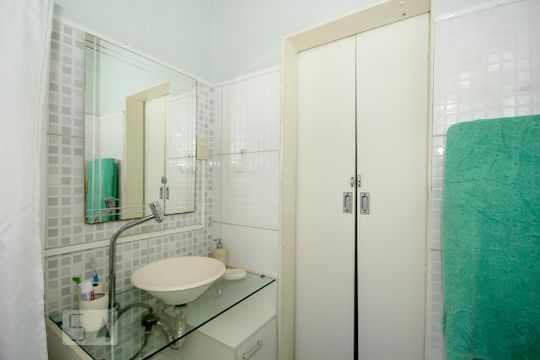 Banheiro  de apartamento para alugar com 1 quarto, 50m² em Copacabana, Rio de Janeiro