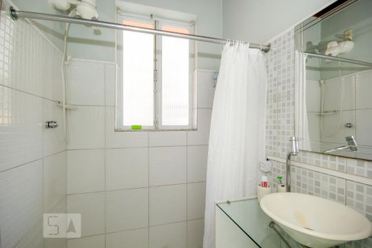 Banheiro  de apartamento para alugar com 1 quarto, 50m² em Copacabana, Rio de Janeiro