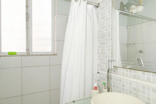 Banheiro  de apartamento para alugar com 1 quarto, 50m² em Copacabana, Rio de Janeiro