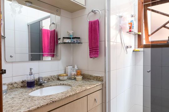 Banheiro quarto 3 suíte de casa à venda com 3 quartos, 183m² em Vila Flórida, Guarulhos