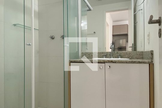 Banheiro de kitnet/studio para alugar com 1 quarto, 40m² em Tamboré, Barueri