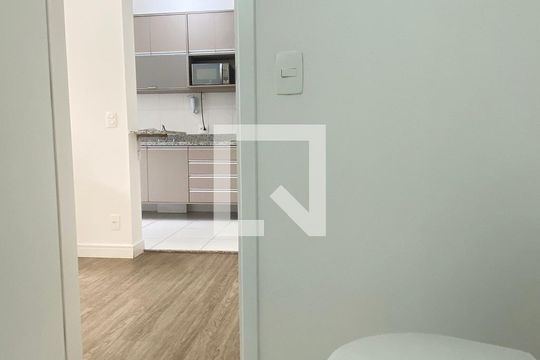 Banheiro de kitnet/studio para alugar com 1 quarto, 40m² em Tamboré, Barueri