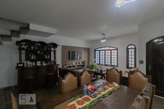 Sala de casa para alugar com 4 quartos, 248m² em Vila Rosalia, Guarulhos