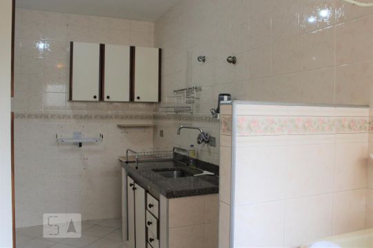 Cozinha de apartamento para alugar com 1 quarto, 47m² em Vila Anglo Brasileira, São Paulo