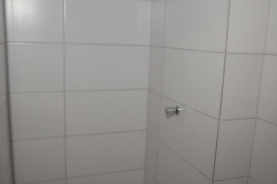 Banheiro de apartamento à venda com 2 quartos, 44m² em Olaria, Canoas