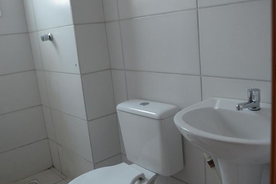 Banheiro de apartamento à venda com 2 quartos, 44m² em Olaria, Canoas