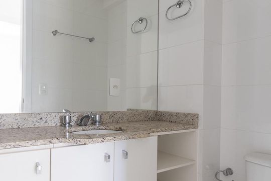 Banheiro Social de apartamento à venda com 2 quartos, 70m² em São João, Porto Alegre