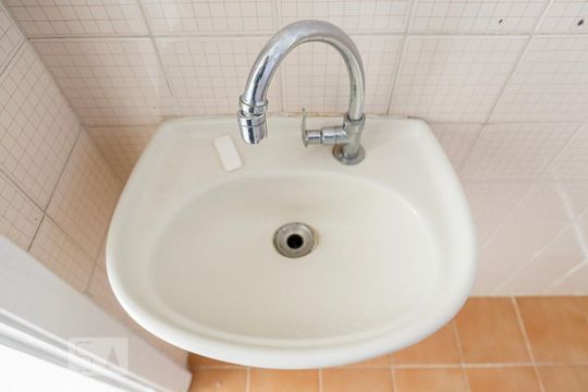 Banheiro de apartamento para alugar com 2 quartos, 52m² em Sumarezinho, São Paulo