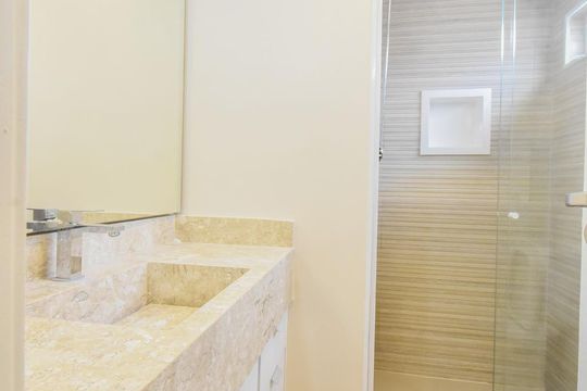 Banheiro Suíte 01 de apartamento para alugar com 3 quartos, 100m² em Jardim das Acácias, São Paulo