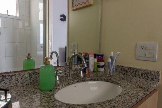 Banheiro da Suíte  de apartamento para alugar com 2 quartos, 80m² em Umuarama, Osasco