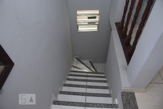 Escada de casa para alugar com 2 quartos, 90m² em Taquara, Rio de Janeiro