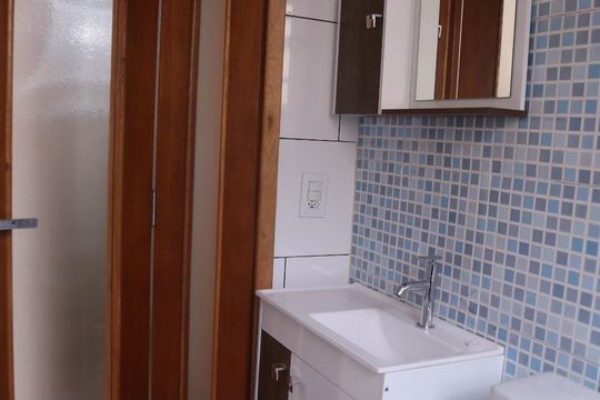 Banheiro da suite de casa para alugar com 2 quartos, 100m² em Vila Londrina, São Paulo