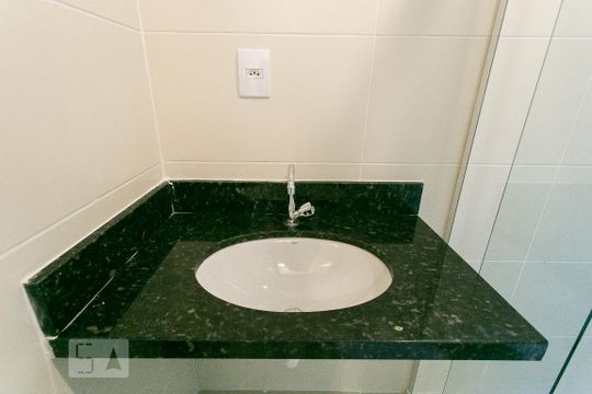 Banheiro de casa de condomínio para alugar com 2 quartos, 40m² em Água Rasa, São Paulo