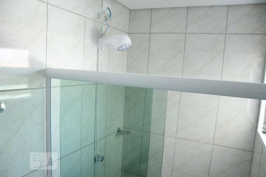 Banheiro de kitnet/studio para alugar com 1 quarto, 30m² em Parque Edu Chaves, São Paulo