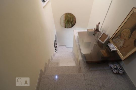 Esacada de acesso aos dormitórios de casa à venda com 3 quartos, 145m² em Jardim Piqueroby, São Paulo