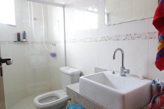 Banheiro da suite de casa à venda com 3 quartos, 145m² em Jardim Piqueroby, São Paulo