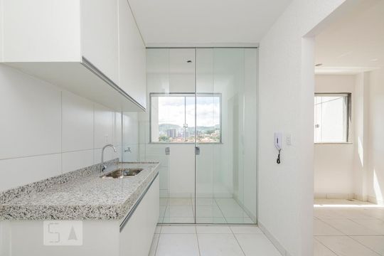 Cozinha de apartamento para alugar com 2 quartos, 54m² em Estrela do Oriente, Belo Horizonte