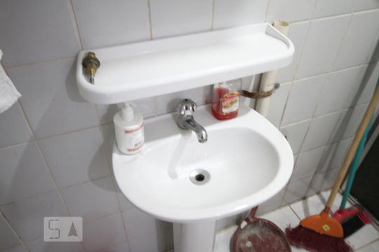 Banheiro de kitnet/studio para alugar com 1 quarto, 29m² em Liberdade, São Paulo