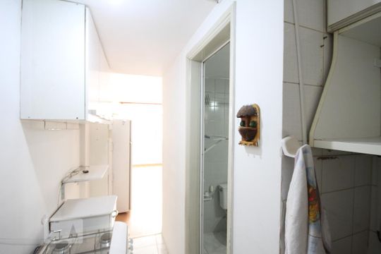 Cozinha de kitnet/studio para alugar com 1 quarto, 29m² em Liberdade, São Paulo