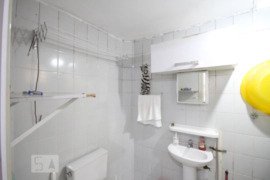 Banheiro de kitnet/studio para alugar com 1 quarto, 29m² em Liberdade, São Paulo