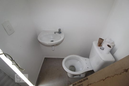 Banheiro serviço de apartamento para alugar com 2 quartos, 86m² em Santa Maria, Santo André