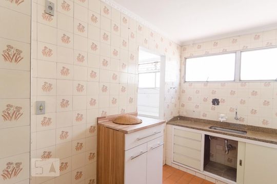 Cozinha de apartamento para alugar com 2 quartos, 63m² em Chácara Inglesa, São Paulo