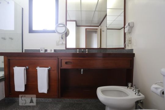 Banheiro de kitnet/studio para alugar com 1 quarto, 48m² em Consolação, São Paulo