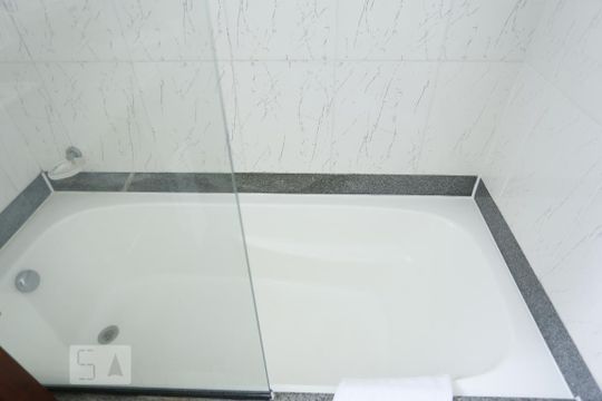 Banheiro de kitnet/studio para alugar com 1 quarto, 48m² em Consolação, São Paulo