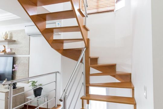 Escadas de casa à venda com 3 quartos, 180m² em Picanço, Guarulhos