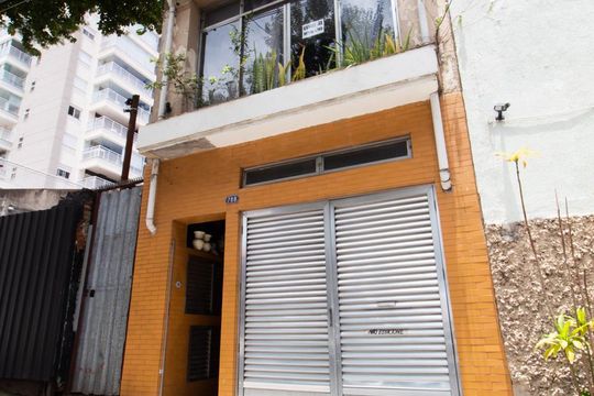 Fachada de casa à venda com 3 quartos, 160m² em Cambuci, São Paulo