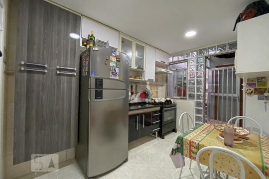 Cozinha de apartamento à venda com 2 quartos, 60m² em Bonsucesso, Rio de Janeiro