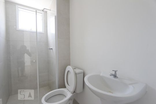 Banheiro de apartamento para alugar com 2 quartos, 46m² em Taquara, Rio de Janeiro