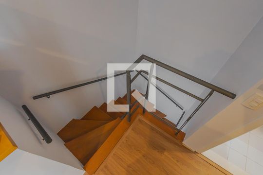 Escada de apartamento para alugar com 1 quarto, 58m² em Pinheiros, São Paulo