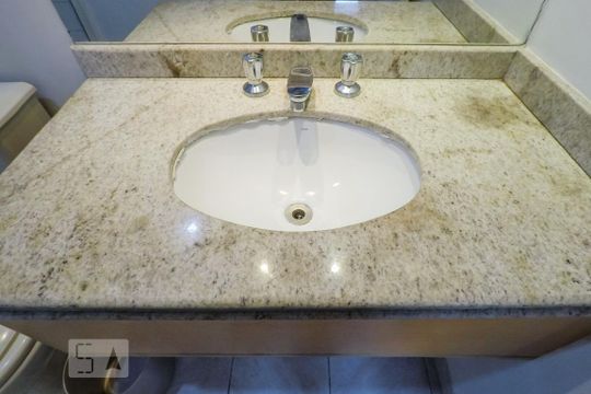Banheiro de kitnet/studio para alugar com 1 quarto, 30m² em Vila Clementino, São Paulo