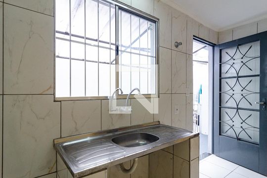 Cozinha de casa para alugar com 1 quarto, 50m² em Vila Guarani (zona Sul), São Paulo
