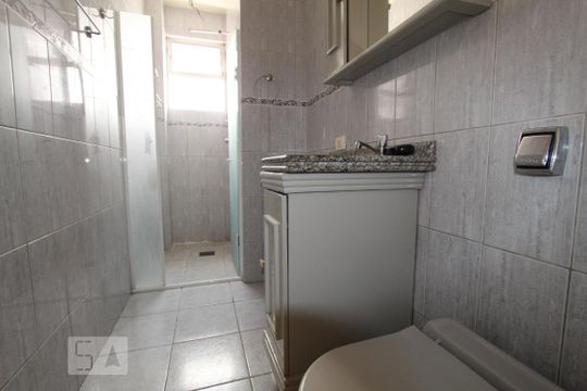Banheiro de apartamento para alugar com 3 quartos, 72m² em Água Verde, Curitiba