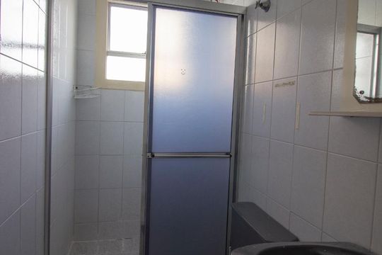 Banheiro de apartamento à venda com 2 quartos, 58m² em Parque Residencial Eloy Chaves, Jundiaí
