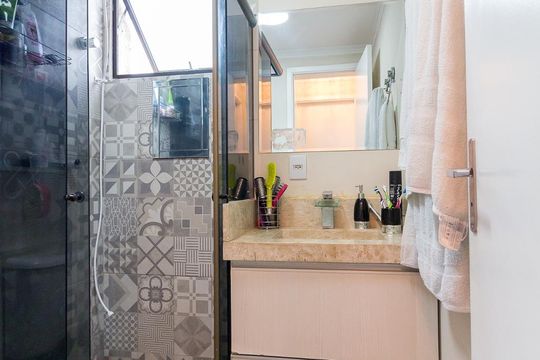 Banheiro de apartamento à venda com 2 quartos, 59m² em Vila Rio, Guarulhos