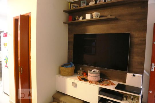 Sala de casa de condomínio para alugar com 3 quartos, 99m² em Vila Salete, São Paulo