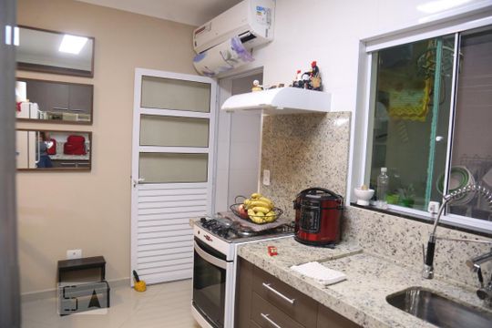 Cozinha de casa de condomínio para alugar com 3 quartos, 99m² em Vila Salete, São Paulo