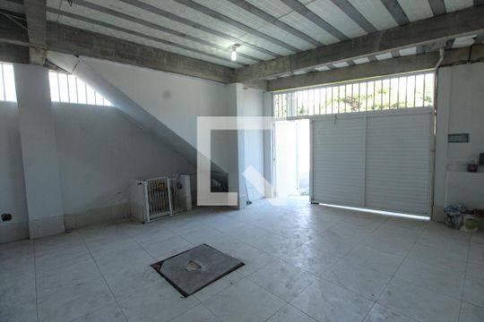 Garagem de casa para alugar com 2 quartos, 96m² em Irajá, Rio de Janeiro