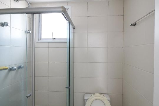 Banheiro de apartamento para alugar com 1 quarto, 30m² em Pinheiros, São Paulo