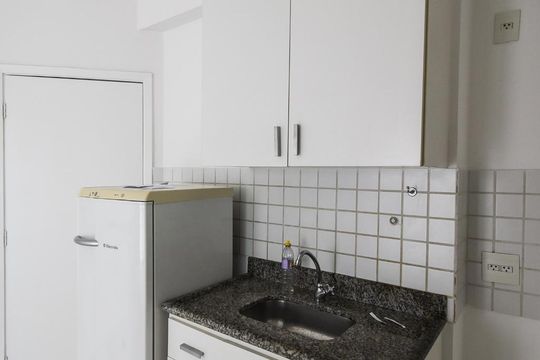 Cozinha de apartamento para alugar com 1 quarto, 30m² em Pinheiros, São Paulo