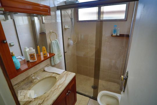 Banheiro do corredor de apartamento para alugar com 2 quartos, 70m² em Boqueirão, Santos