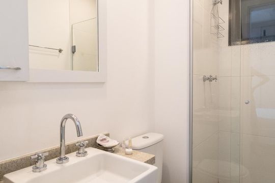 Banheiro de kitnet/studio à venda com 1 quarto, 26m² em Pinheiros, São Paulo