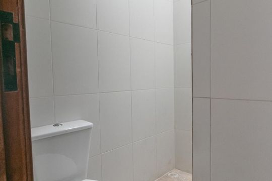 Banheiro 1 de casa de condomínio para alugar com 2 quartos, 60m² em Vila Granada, São Paulo