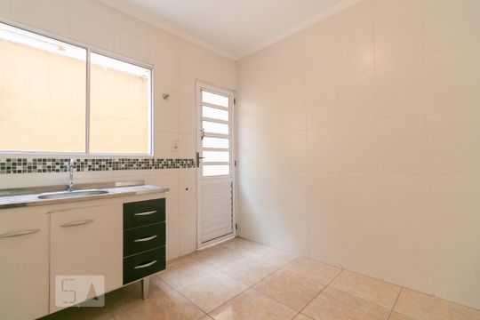 Cozinha de casa de condomínio para alugar com 2 quartos, 60m² em Vila Granada, São Paulo