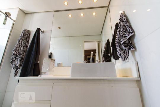 Banheiro suíte de apartamento à venda com 2 quartos, 85m² em Campo Belo, São Paulo