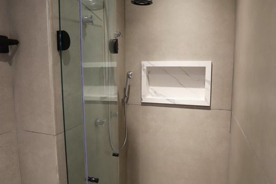 Banheiro de apartamento para alugar com 2 quartos, 67m² em Empresarial 18 do Forte, Barueri